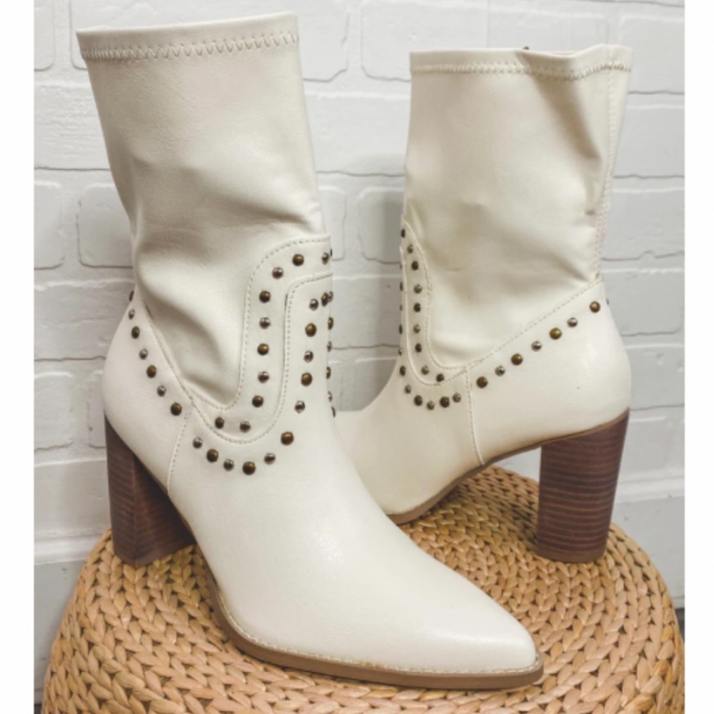 PARIS STUDDED BOOT WHITE, size 8 and have a size 8.5, New in Box